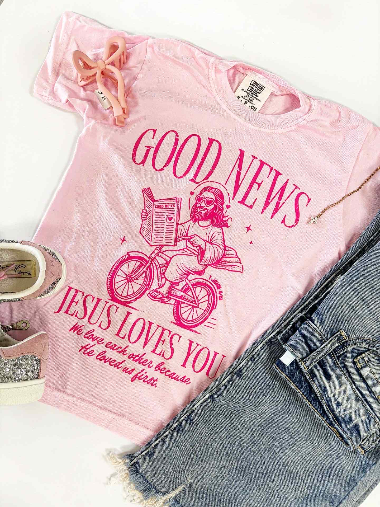 Good News Graphic Tee in Pink