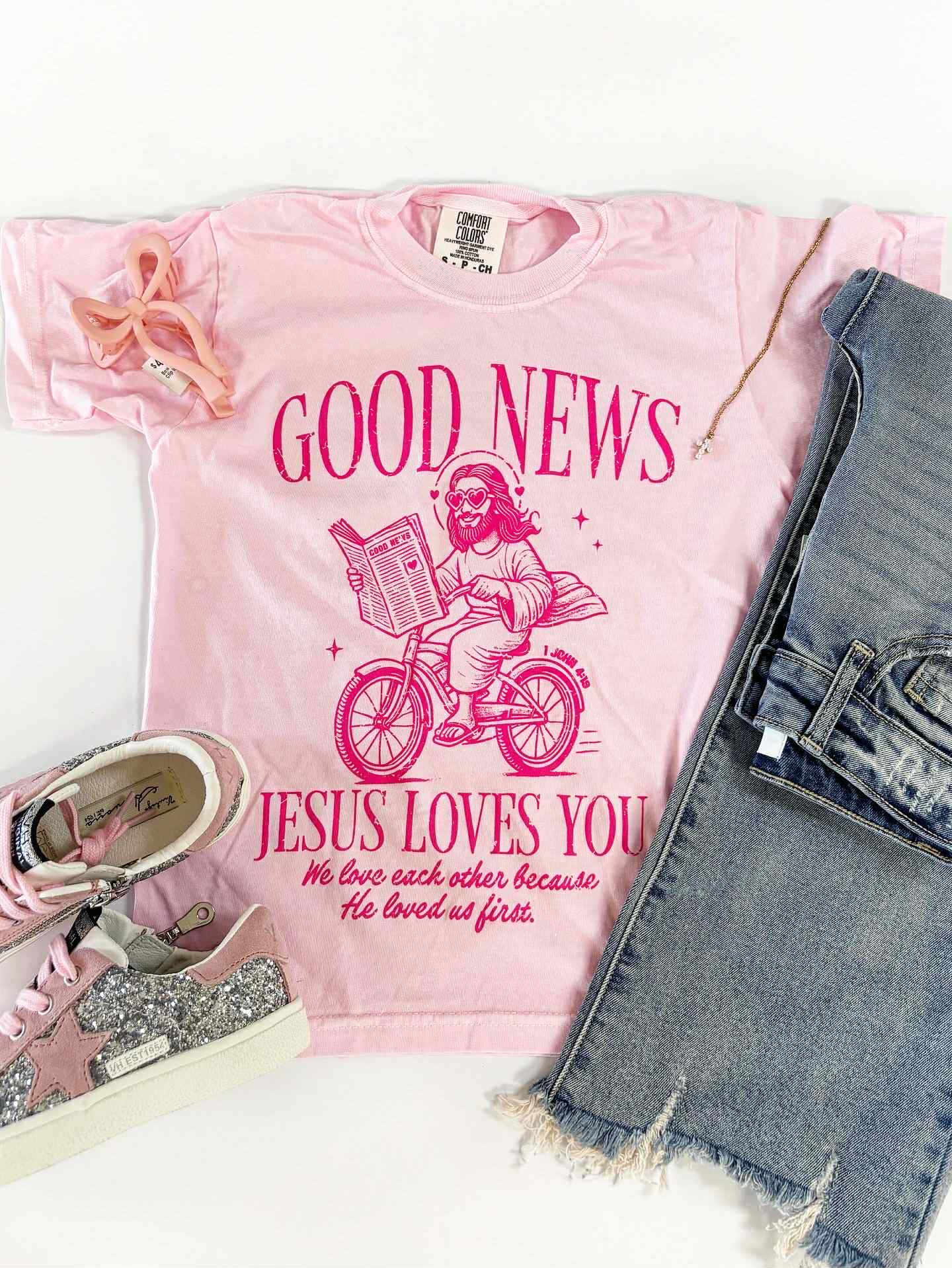 Good News Graphic Tee in Pink