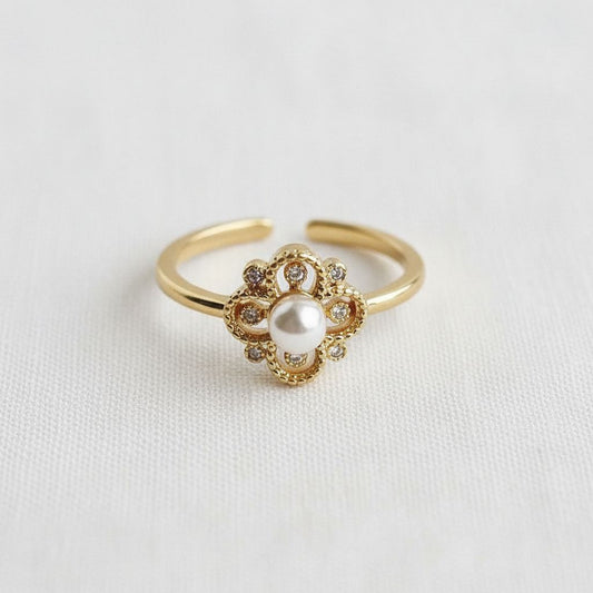 Regal Vintage-Inspired Gemstone Ring