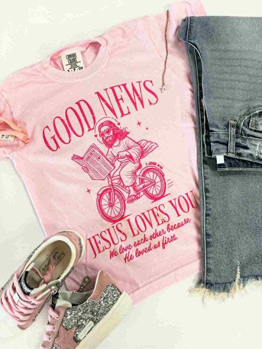 Good News Graphic Tee in Pink